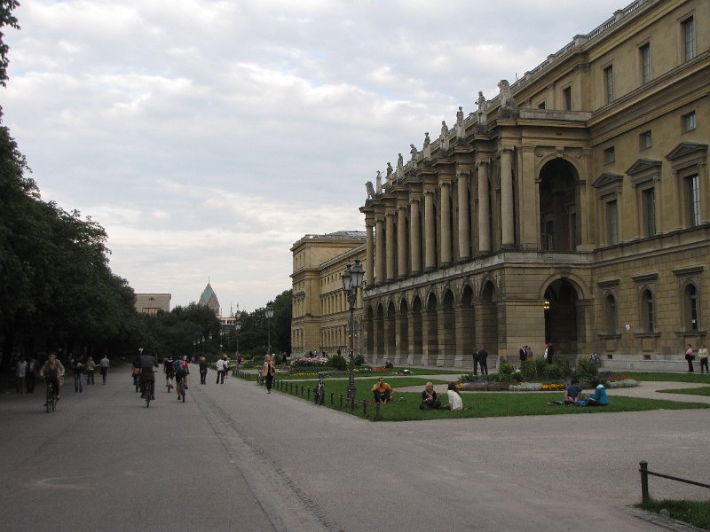munchner residenz.jpg - De hofgarten met de Residenz. Dit paleis was de woning en regeringszetel van de hertogen en koningen van Beieren. Tussen 1508 en 1918 heeft het deze functie gehad. In de loop der tijd werd het een enorm gebouw met 130 kamers.